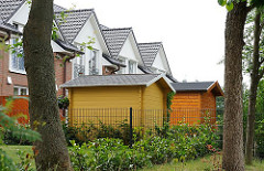 Moderne Wohnhäuser, Neubauten in Hamburg Langenbek - Gerätehäuser aus Holz im Garten.