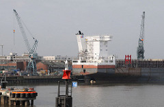 Schiffsneubau am Ausrüstungskai der Sieatas Werft - Werftkräne auf dem Werftgelände.