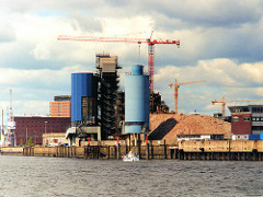 scan_1a-2001 Das Kraftwerk Hafen der HEW wird abgerissen - im Hintergrund der Kaispeicher A. (2001)
