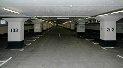 Renovierte Tiefgarage unter dem Spielbudenplatz in Hamburg St. Pauli 2006; ehem. Tiefbunker, erbaut 1940 für 5000 Menschen - nach dem Krieg Umbau zur Garage für 430 Stellplätzen.