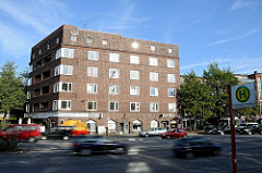 Hauptverkehrsstrasse Hamburgs - Strassenverkehr auf der Kieler Strasse in HH-Stellingen - Bushaltestelle Langenfelder Damm - Backsteingebäude, Wohnhaus.