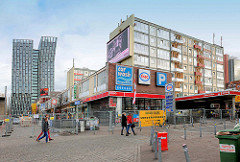 Essotanktstelle, Essohäuser und Gewerbe, Läden des Esso-Areals am Spielbudenplatz - im Hintergrund die neue, moderne Architektur der sogen. Tanzenden Türme.