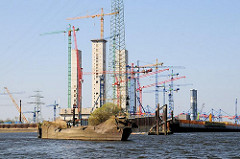 Das entstehende Kraftwerk in Hamburg Moorburg - Schiffswrack am Ufer der Süderelbe.