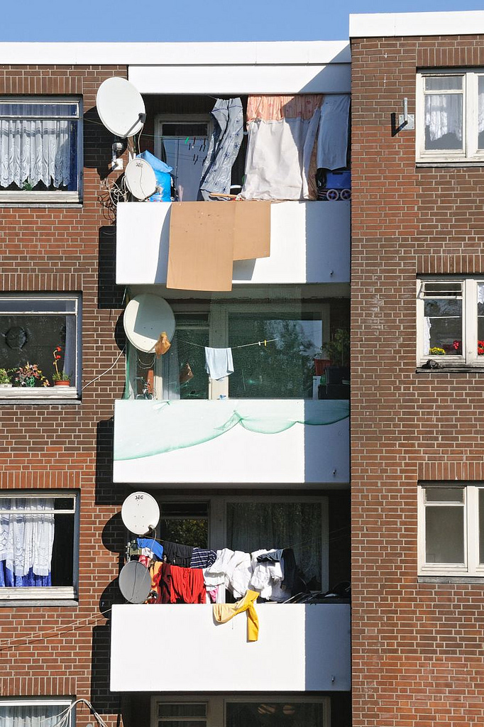 bildarchiv-hamburg.com: Foto „Balkons mit Wäsche und Satellitenschüssel