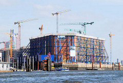 Baubeginn an der Hamburger Elbphilharmonie - eingerüsteter Kaispeicher - Baukräne (2007).