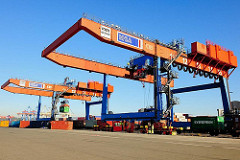 Portalkräne zur Containerverladung auf Güterwaggons - Güterbahnhof Burchardkai, Bilder aus dem Hamburger Hafen.