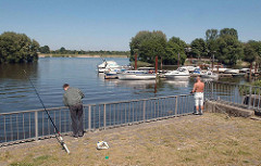 Sportboothafen an der Süderelbe - Angler beim Neuländer Hauptdeich.
