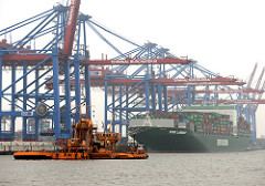 Baggerarbeiten im Waltershofer Hafen - Containerschiff und Containerbrücken vom Containerterminal Burchardkai im Hamburger Stadtteil Waltershof.
