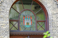 Wappen von Altona - Burg mit drei Türmen und weit geöffnetem Stadttor - Fenster im Maschinenaus der Wasserwerke am Falkensteiner Ufer in Hamburg Blankenese.