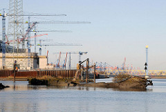Schiffswracks am Ufer der Suederelbe - Grossbaustelle Hamburger Kohlekraftwerk / Kattwykbrücke.
