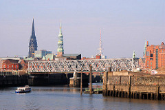 Eine Barkasse fährt in den Magdeburger Hafen ein - im Hintergrund die Türme von St. Nikolai, St. Katharinen und der Fernsehturm. (2007)