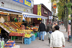 Obst- und Gemüsegeschäfte am Steindamm / Stadtteil St. Georg.
