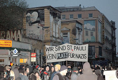 Start einer Demonstration gegen Nazis vor der Roten Flora auf der Sternschanze.