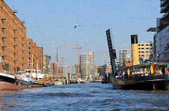 Blick in den Sandtorhafen; die Sandtorhafenbrücke ist hochgeklappt, ein historischer Schlepper fährt in den Traditionsschiffhafen ein. (2009)