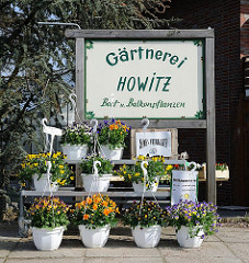 Hinweisschild Gärtnerei Howitz - Blumenampeln.