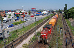 Hafenbahn im Hamburger Hafen, Stadtteil Waltershof - ein Containerzug verlässt das Terminal am Burchardkai.