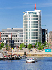Blick über den Sandtorhafen / Traditonsschiffhafen zu den Magellanterrassen und dem Neubau-Büroturm  Coffee Plaza - Architekt Richard Meier