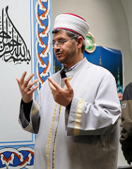 Vorstandsvorsitzender der Eyüp Sultan Moschee-Gemeinde und Imam (Vorbeter beim islamischen Gebet) Ibrahim Sökmen