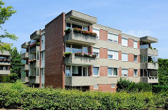 Architektur der 1960er Jahre - mehrstöckiges Wohngebäude - Balkons mit Balkonblumen; Neubauten in Rönneburg, Stadtteil der Hansestadt Hamburg.