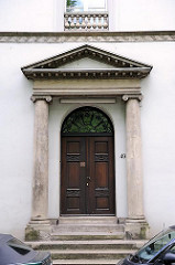 Hauseingang mit Säulen - Klassizistische Architektur in Hamburg Altona.