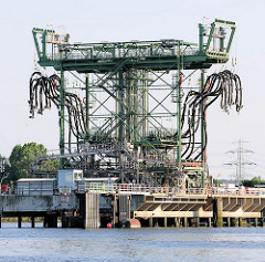 Tankerlöschhafen Hamburg Wilhelmsburg - Blumensandhafen; Löschanlage mit diversen Schläuchen.