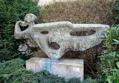 Bronze Skulptur im Vorgarten der Bundesforschungsanstalt für Fischerei, Bildhauer Kurt Lehmann.