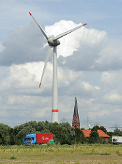Windrad in Hamburg Altenwerder - Windkraftanlage mit ca. 6 Megawatt Leistung - Höhe der Anlage ca. 198m (inkl. der 58m langen Rotorblätter) - unter dem Windrad die Kirche St. Gertrud.