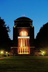Das beleuchtete Planetarium im Winterhuder Stadtpark.