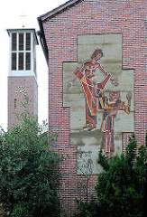 Fassadenschmuck mit dem Hlg. Thomas an der Thomaskirche in Hamburg Hausbruch.