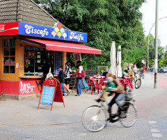 Eisdiele / Eiscafe Kaifu an der Osterstrasse in Hamburg Eimsbüttel - Tische an der Strasse.
