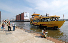 Anleger der Hafenfähre Sandtorkai / Sandtorhafen - die HADAG Fähre Altenwerder legt an - die Fahrgäste warten auf dem Ponton - im Hintergrund der Kaispeicher A; ein Plakat weist auf die zukünftige Elbphilharmonie hin. (2007)