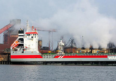 Industriefotografie aus Hamburg - Frachtschiff am Amsterdamer Kai im Hamburger Dradenauhafen.