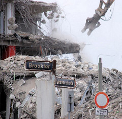 Abrissarbeiten am Brooktor / Dalmannstrasse - ein Gebäudeteil des Amts für Strom- und Hafenbau wird niedergerissen.