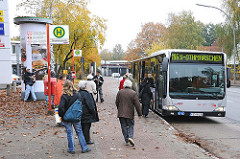 Bushaltestelle mit Fahrgästen - Bus der HVV in der Haltebucht; Elbgaustrasse / Lurup.
