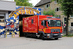 Ein Feuerwehrauto verlässt die Garage der Freiwilligen Feuerwehr Altona im Stadtteil Sternschanze.