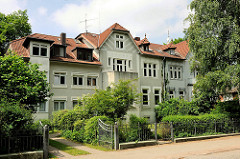Mehrstöckiges Wohnhaus - Altbauten mit Vorgarten; Fotos aus dem Stadtteil Hamburg Bahrenfeld.
