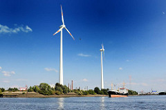 Windkraftanlage in Hamburg Wilhelmsburg - ein Frachter liegt auf der Süderelbe vor der Kattwykbrücke und wartet darauf, dass die Hubbrücke hochgefahren wird.