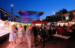 Wochenmarkt am Abend auf dem Spielbudenplatz an der Reeperbahn auf Hamburg St. Pauli.