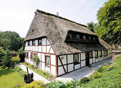 Fachwerkhaus, reetgedeckt; altes Bauernhaus in Hamburg Eißendorf.