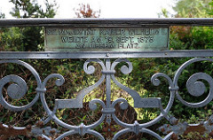 Kaiserplatz Harburger Schwarzenberg - Inschrift " SE. MAJESTÄT KAISER WILHELM I. WEILTE AM 19. SEPT. 1873 AN DIESEM PLATZ"