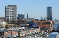 Blick über die Grosse Elbstrasse zu den Neubauten am Altonaer Holzhafen - im Hintergrund die Kirchtürme der Hansestadt Hamburg