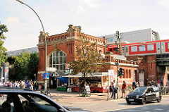 Historisches Gebäude der Bahnstation Sternschanze - Ziegelportal, Eingang des 1903 erbauten Empfangsgebäudes.
