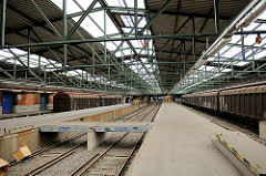 Überdachte Gleisanlage mit Güterwaggons - Güterbahnhof Oberhafen, Hafencity Hamburg.