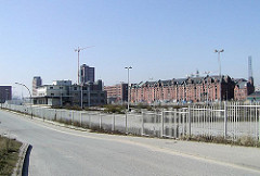 Strasse und Gebäude auf dem Areal beim Grasbrookhafen + Sandtorhafen (2003)