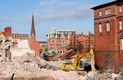 Abriss von Teilen der Verwaltungsgebäude des Amts für Strom und Hafenbau als Vorbereitung zur Bebauung des Areals mit dem Überseequartier - im Hintergrund Gebäude der Speicherstadt und der Turm der St. Petrikirche. 2007