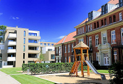 Neue und Alte Häuser - Wohngebäude und Spielplatz - Areal Barmbeker Krankenhaus - Umnutzung des Krankenhausgeländes - Motive aus den Hamburger STadtteilen.