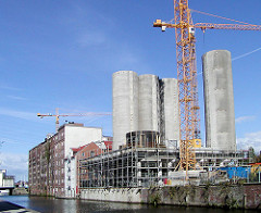 Blick über den Westlichen Bahnhofskanal;  die Silos am Schellerdamm werden zu einem Bürogebäude umgebaut. (2002)