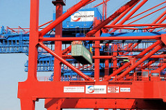 Containerkräne EUROGATE im Hamburger Hafen - ein Container wird an Land transportiert.