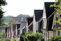 Hausfassaden - Dächer in Hamburg Wilstorf - Einzelhäuser mit Spitzdach.