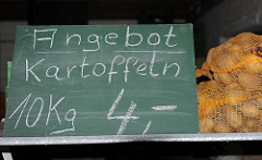 Hofladen im Marschgebiet Hamburg Spadenland - Angebot Kartoffeln, Kartoffelsäcke.